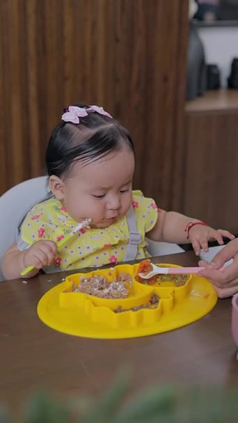 Tangan Makan Makanan Pertamanya Untuk Seorang Gadis Yang Duduk Meja — Stok Video