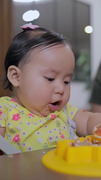 숟가락으로 먹이는 아기의 얼굴의 클로즈업 — 비디오