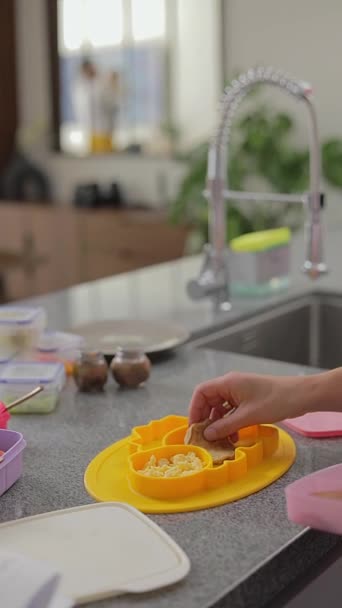 Mano Una Madre Arreglando Comida Para Hijo Alimentación Complementaria Para — Vídeo de stock