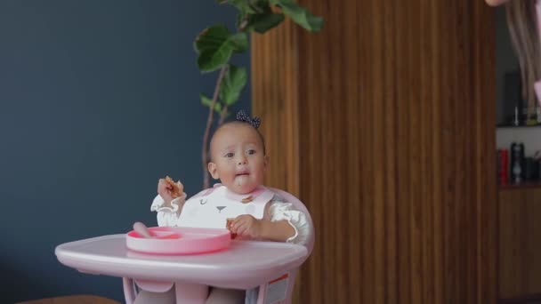 귀여운 아기는 그녀의 손으로 그녀의 어머니를 아기를 보완적인 — 비디오
