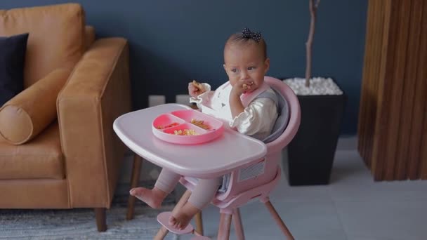 Seorang Gadis Kecil Yang Lucu Makan Duduk Kursinya Mengambil Makanan — Stok Video
