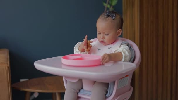 Fille Essayer Ses Premiers Aliments Solides Manger Avec Ses Mains — Video