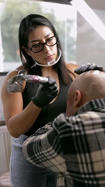 Kobieta Tatuaż Artysta Robi Dermopigmentacja Głowie Mężczyzna Który Łysienie — Wideo stockowe