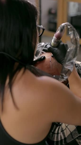 Close Cabeça Homem Que Está Passando Por Dermopigmentação Para Tatuar — Vídeo de Stock