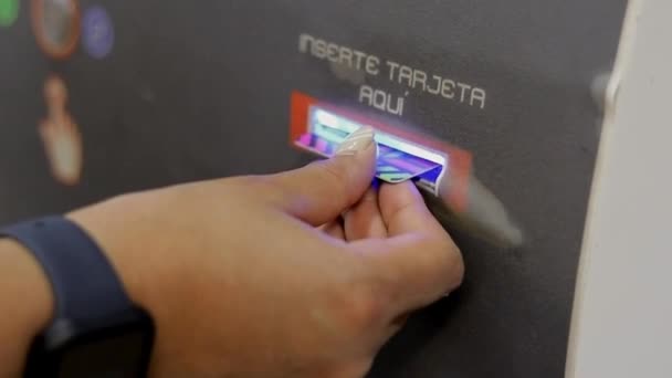 Mão Das Mulheres Inserindo Cartão Metro Cidade México Para Recarregar — Vídeo de Stock