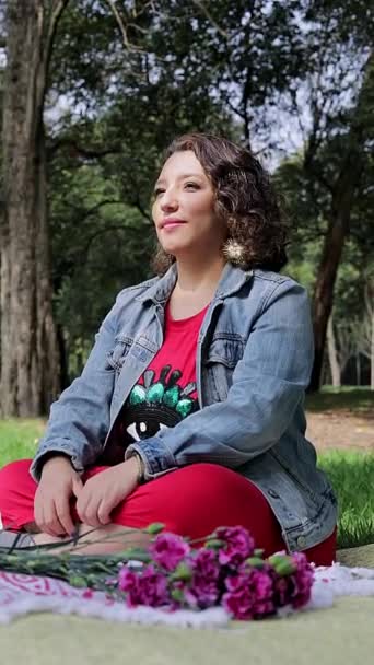 Mexická Žena Usmívá Zatímco Sedí Trávě Lotosové Poloze — Stock video