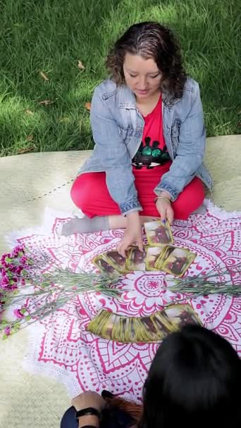 Mujer Seleccionando Cartas Una Lectura Del Tarot Parque Aire Libre — Vídeos de Stock