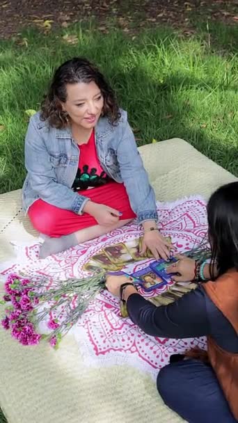 Açık Hava Parkında Meksikalı Bir Kadına Mektup Okuyorum Tarot Dışarıda — Stok video