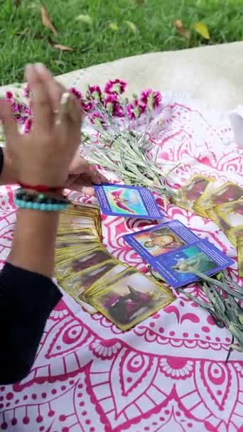 Руки Женщины Которая Объясняет Чтение Карты Таро — стоковое видео