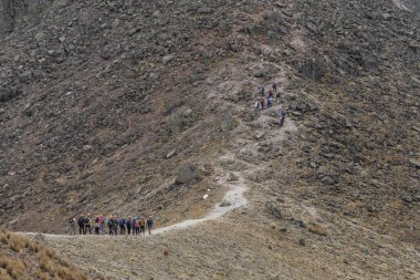Meksika 'da Nevado de Toluca' ya tırmanan bir grup insanın genel fotoğrafı. Bir grup adam dağa tırmanıyor.