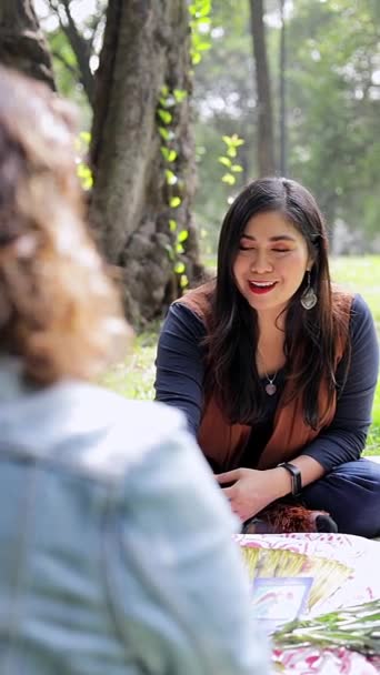 Мексиканська Жінка Читає Листи Іншій Жінці Парку Зовнішнє Читання Таро — стокове відео