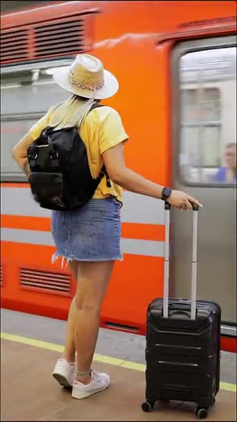 Eine Frau Vor Dem Fahrenden Zug Wartet Darauf Dass Dieser — Stockvideo