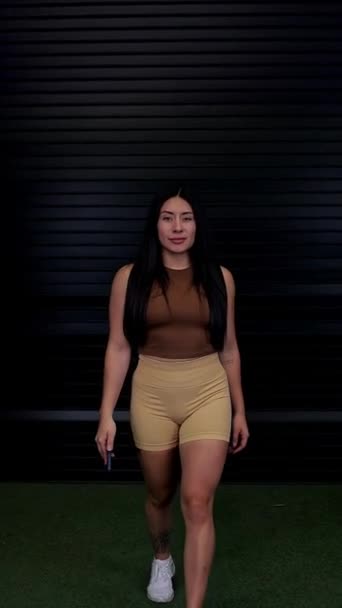 Γυναίκα Αθλητικά Ρούχα Ένα Γυμναστήριο Περπατά Προς Την Κάμερα Και — Αρχείο Βίντεο
