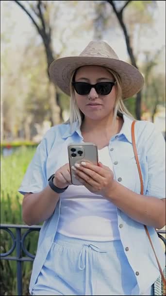 Femeie Turistică Care Își Verifică Telefonul Mobil Într Parc Din — Videoclip de stoc