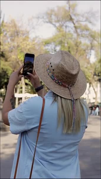 Una Turista Con Sombrero Tomando Fotos Con Celular Del Quiosco — Vídeo de stock