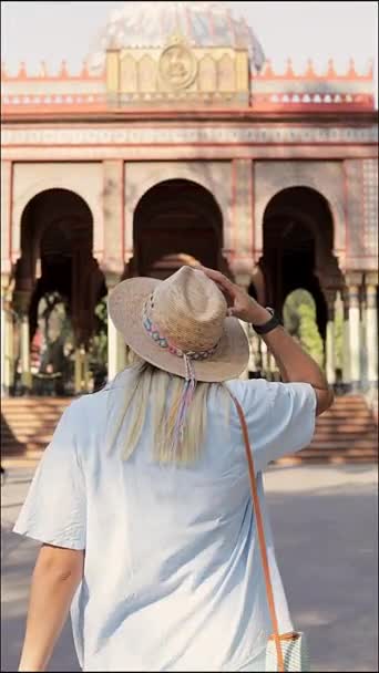 Женщина Туристка Идущая Через Киоск Парк Мориско Мехико — стоковое видео