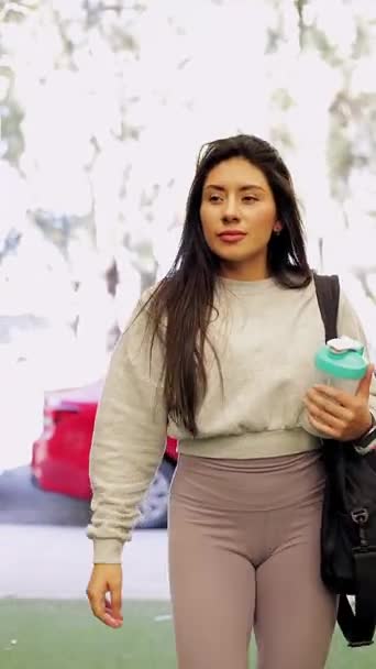 Мексиканська Жінка Спортивним Одягом Прибуває Спортзал Щоб Тренуватися Шейкером Руці — стокове відео