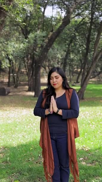 Uma Mulher Meditando Parque Palmas Juntas Frente Seu Peito — Vídeo de Stock
