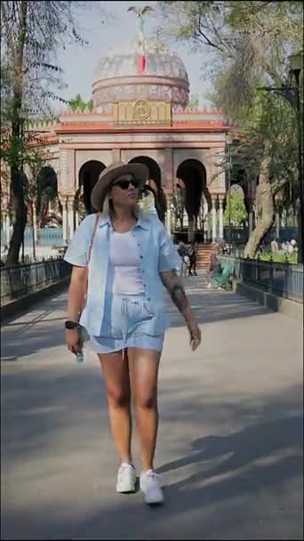 Kobieta Podróżująca Przez Mexico City Maurów Kiosk Park — Wideo stockowe