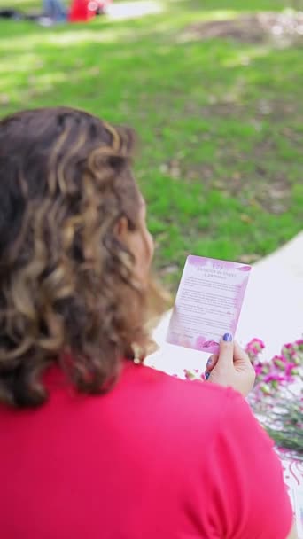 Elinde Tarot Kartı Olan Kadınlara Yakın Çekim — Stok video