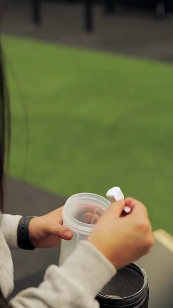 Vrouwelijke Atleet Gieten Creatine Haar Shaker Voor Training Sportschool — Stockvideo