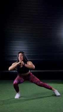 Spor eğitmeni spor salonunda vücut egzersizi yapıyor. Spor reklamcılığı konsepti