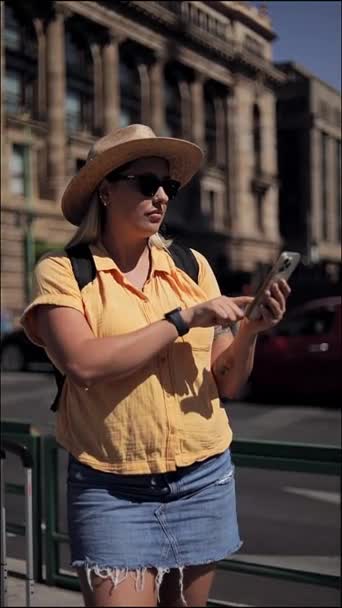 Una Giovane Turista Cerca Una Direzione Sul Suo Cellulare Mentre — Video Stock