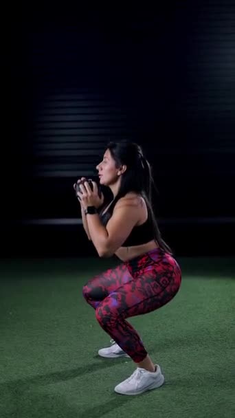 Physical Trainer Doing Squats Weight Advertising Video Woman Sports Clothing — Stock Video