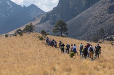 Bir grup insan Meksika 'daki Nevado de Toluca dağına tırmanıyor. Toluca, Meksika Eyaleti-25-03-2023