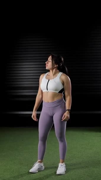 Wanita Muda Dengan Tubuh Atletik Model Pakaian Olahraganya Depan Kamera — Stok Video