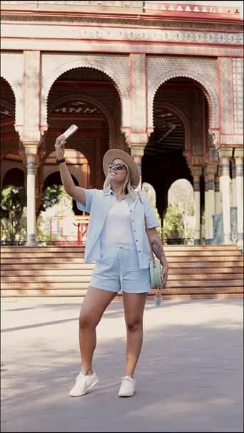 Ung Turist Kvinne Som Tar Selfie Med Mobiltelefonen Foran Monument – stockvideo