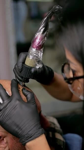 Крупним Планом Рука Татуювальною Машиною Робить Татуювання Волоссі Голові Чоловіка — стокове відео