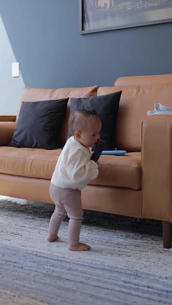 Baby Macht Seine Ersten Schritte Während Hause Auf Der Couch — Stockvideo