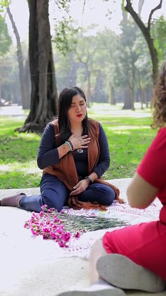 Seorang Wanita Memberikan Sesi Tarot Taman Terbuka Untuk Wanita Lain — Stok Video