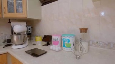 Mutfak tezgahında kek pişirmek için gerekli malzemeler var.