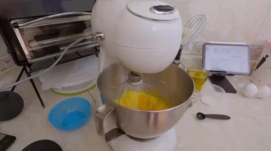 Karıştırıcılı kaseye yakın plan, pasta hazırlamak için yumurta çırpma..