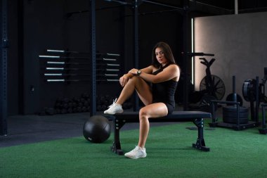 Spor salonundaki bankta oturan Meksikalı bir sporcunun portresi