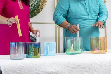 Tibet kâselerinde ses terapisi stüdyosunda oynayan tanınmamış iki kişi.