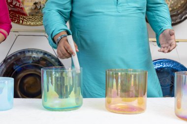 Tibet kâsesini ses terapisi stüdyosunda çalan tanınmamış bir adam.