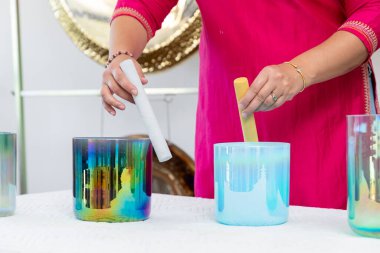 Tibet kâseleri oynayan bir kadının elleri ses terapisi çalışmasıdır.