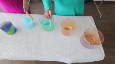 Tibet kâseleri oynayan bir çiftin ses terapisi stüdyosunda çekimleri var.