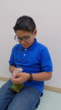 Çocuk, alerjisini gidermek için tedavisini soluyarak kendini buharlaştırıyor.