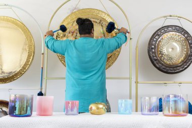 Ses iyileştirici canlı bir müzik stüdyosunda çan çalıyor. Etrafı kristal kâselerle çevrili.