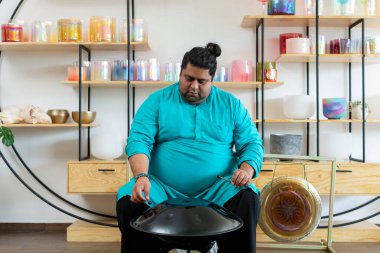 Meksika müzik terapisti Tibet müzik kaseleri ve zilleriyle ses iyileştirme stüdyosunda oynuyordu.