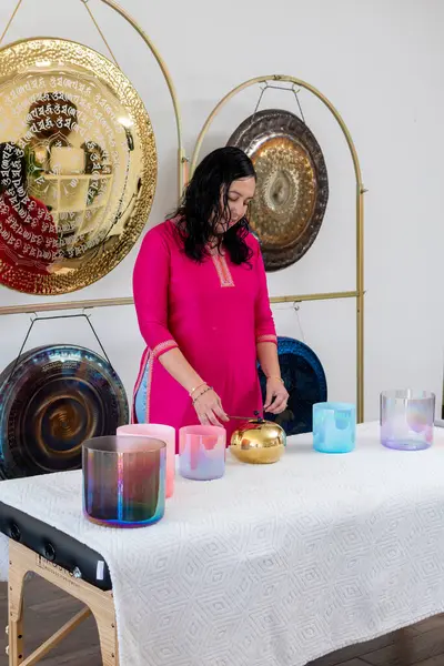 Tibet şarkı kasesi, pervane ve diğer enstrümanları stüdyoda ses banyosu için hazırlayan şifacı.