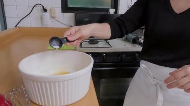 Ev yemeği ölçme ve karıştırma malzemeleri, ev yapımı kiş hazırlama güneş ışığında mutfak çalışma alanında yumurta kırma