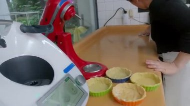 Profesyonel fırıncı kusursuz mutfak çalışma alanını koruyor, titizlikle temiz bir yüzey hazırlıyor hassas ve profesyonel bakım ile taze Quicks hazırlıyor.