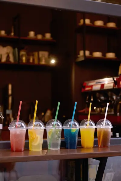 Buzlu soğuk limonata, ahşap bir masada.