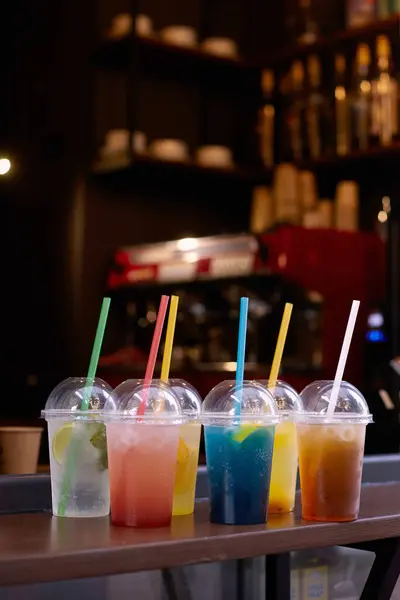 Buzlu soğuk limonata, ahşap bir masada.
