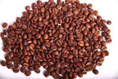 Beyaz arka planda kahve çekirdekleri. Doku arka planı. Kavrulmuş Arap fasulyesi.